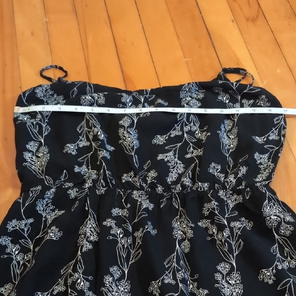 Chic Black Dress with Floral Design - Picture 5 of 9